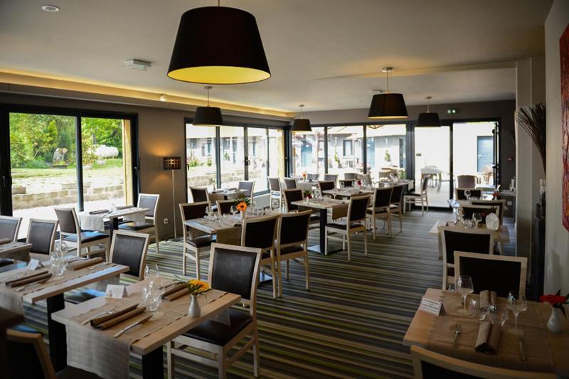 Logis La Lentillere - Restaurant Cote Parc Lalacelle Exterior foto